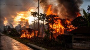 Bentrok Adonara Timur Kembali Memanas, Satu Tewas Belasan Rumah Terbakar